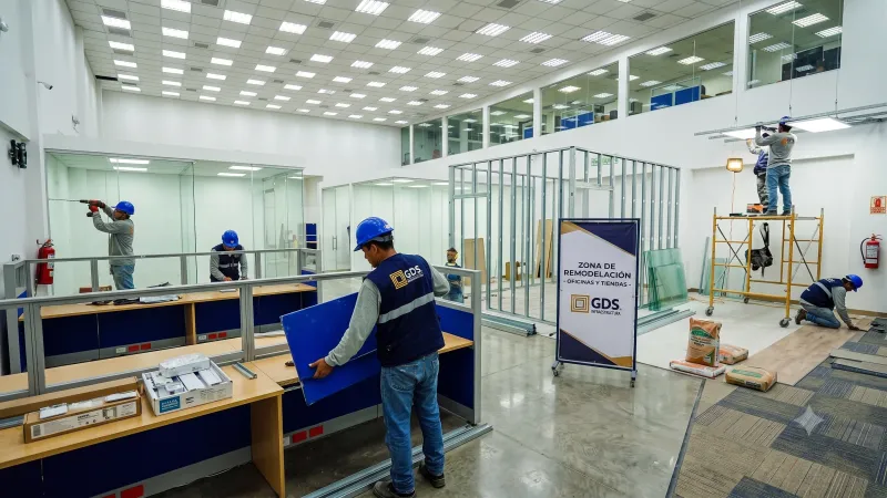 Personal de GDS remodelando un local comercial en operación, con intervención en instalaciones y acabados