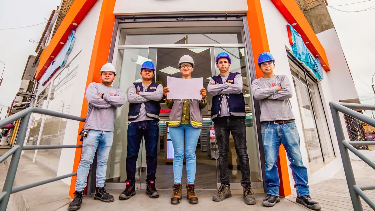 Equipo de GDS Infraestructura frente a la tienda MiFarma de Albino Herrera terminada, en el Callao