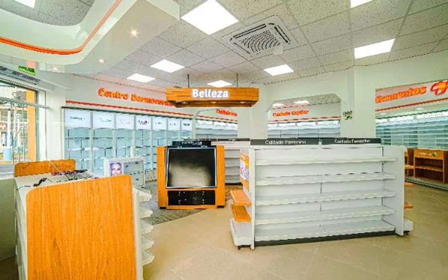 Interior de la tienda MiFarma Beauty implementada por GDS en Albino Herrera, Callao
