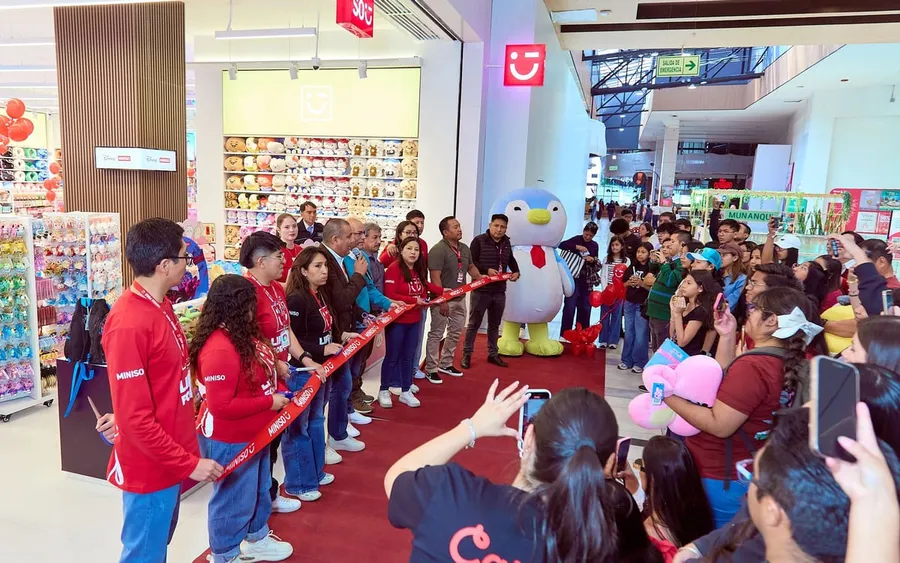 Interior de la tienda Miniso de Mall Plaza Arequipa implementada por GDS Infraestructura