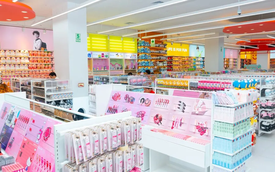 Interior de la tienda Miniso de Mall Aventura Chiclayo implementada por GDS Infraestructura