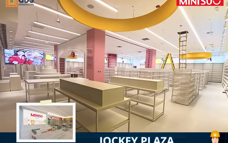 Interior de la tienda Miniso del Jockey Plaza implementada por GDS Infraestructura