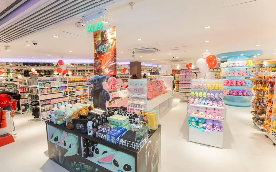Interior de la tienda Miniso de Real Plaza Primavera implementada por GDS Infraestructura