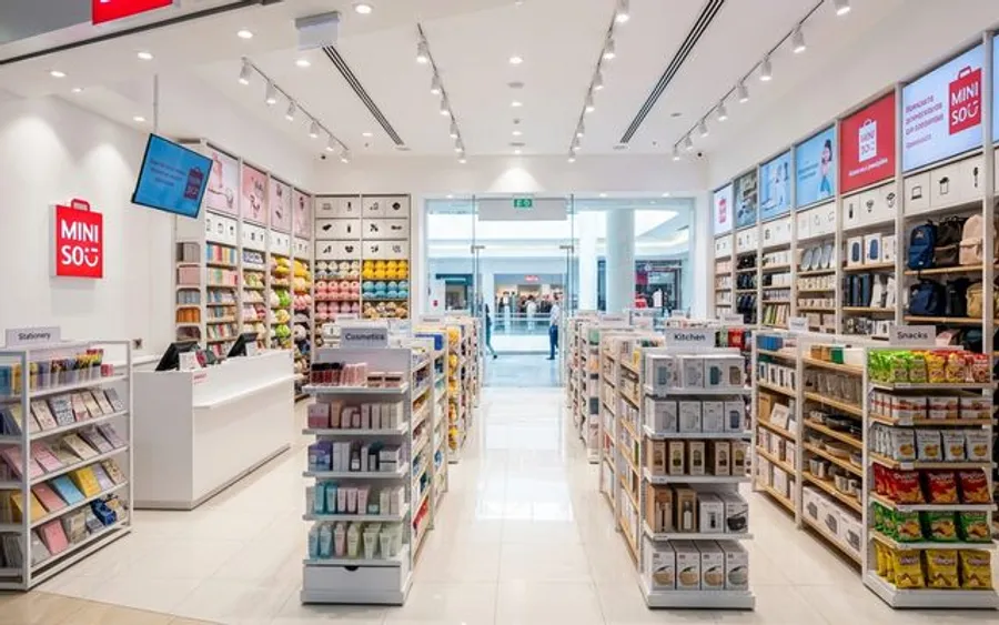 Interior de tienda Miniso implementada por GDS Infraestructura