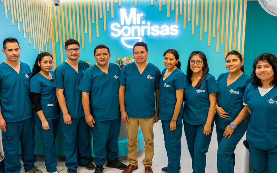 Equipo de la clínica dental Mr. Sonrisas en el local de San Martín de Porres implementado por GDS Infraestructura