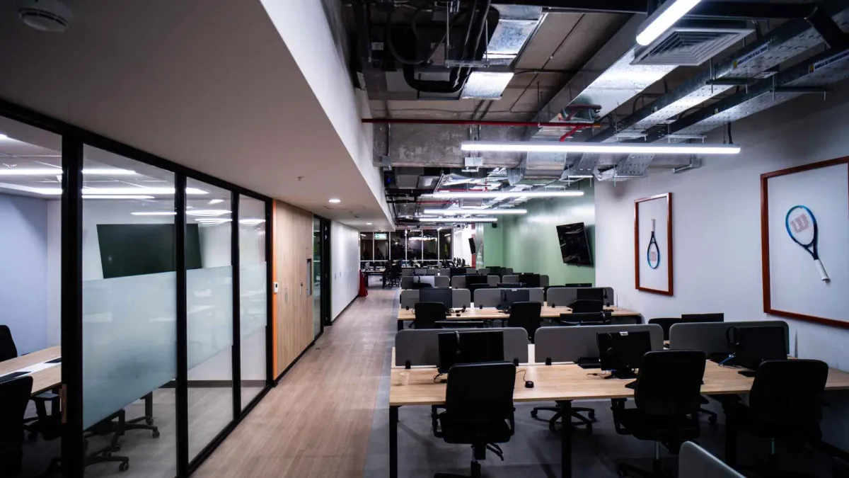 Oficina corporativa con puestos de trabajo modulares recién instalados, iluminación LED y acabados terminados