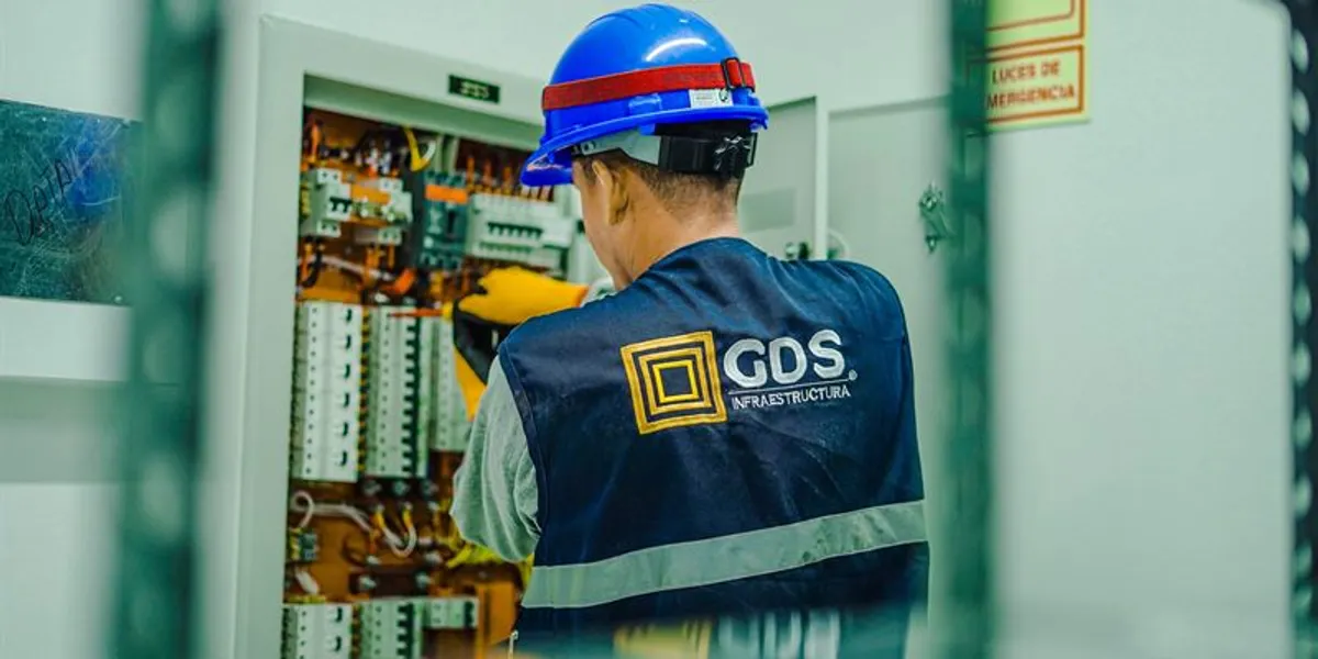 Profesional técnico de GDS Infraestructura revisando el avance de obra en un local comercial