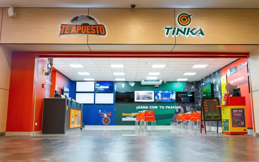 Fachada del local Tinka dentro de Plaza Vea Caminos del Inca, implementado por GDS Infraestructura
